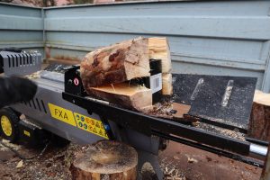 Mänty halkaistaan klapikoneella määrämittaan